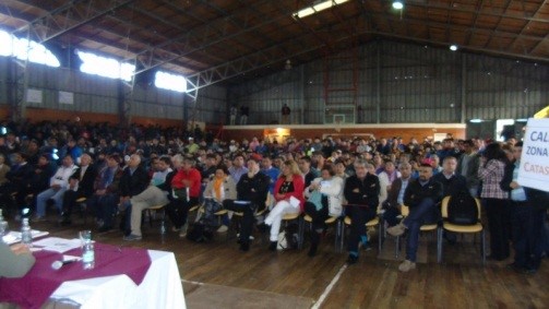 Con gimnasio repleto pescadores artesanales de Los Lagos piden declarar a la región zona de catástrofe por efectos de la marea roja