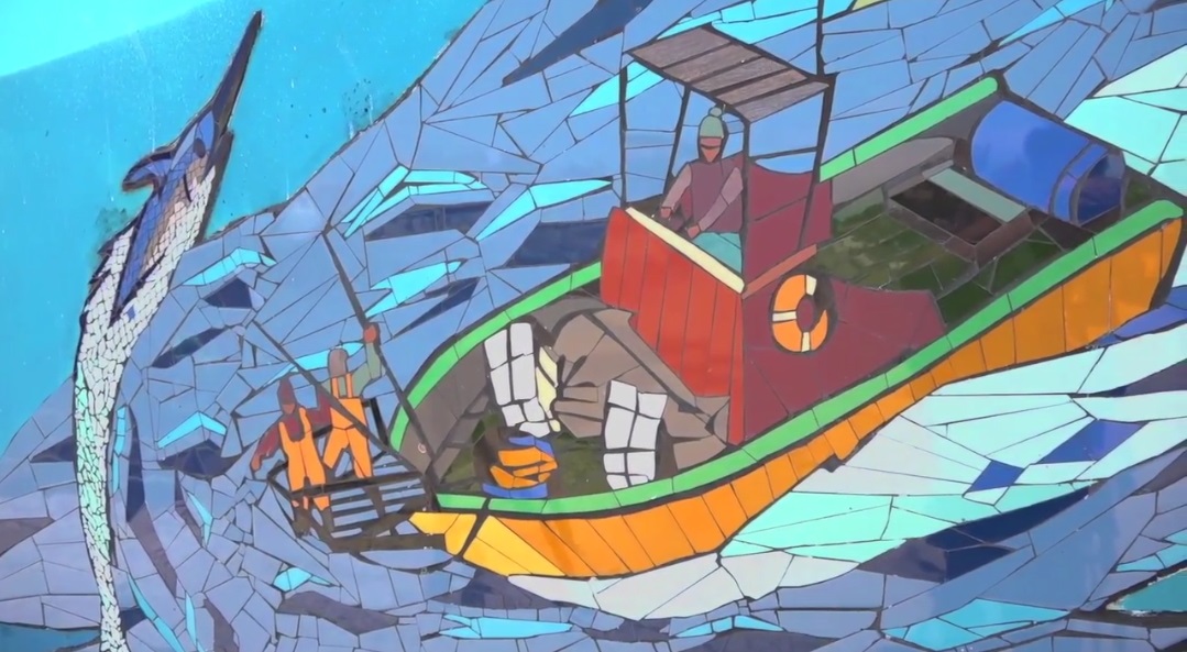 Pescadores de Caldera inauguran mural de Mosaico en el varadero del muelle