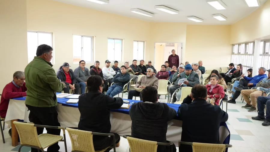 Pescadores pelágicos de Atacama se reúnen con autoridades para definir acciones para contrarrestar los efectos del fenómeno del niño